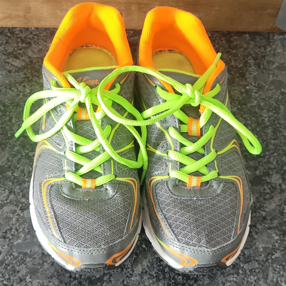 L.A. Gear Girls Athletic Sneakers with Neon Colored Accents - Size 4.5